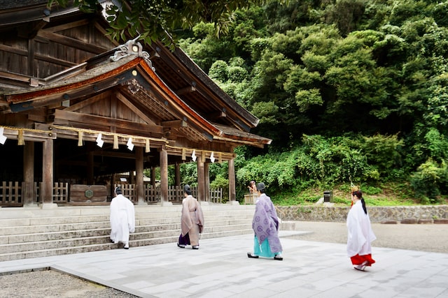 東京大神宮で2023年の初詣をするイメージ画像