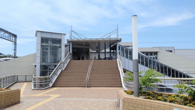 東海大学の学校入口の階段画像