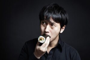 恵方巻きを食べる男性の画像