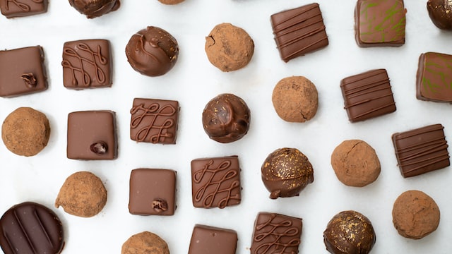 並べられた様々な一口チョコレートの画像
