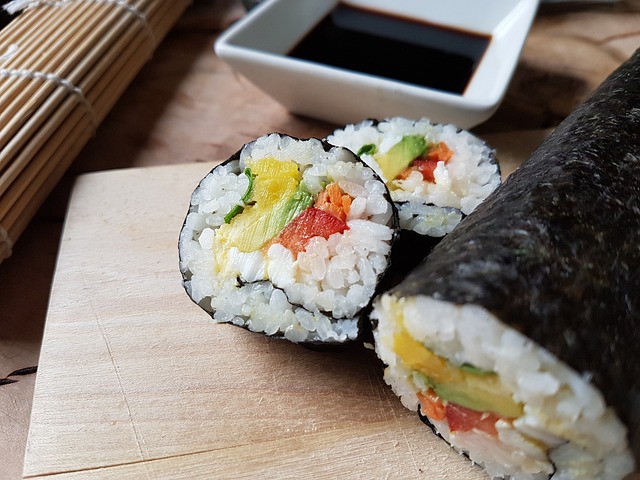 醤油と、切る前の恵方巻きと輪切りにされた恵方巻きが映っている画像
