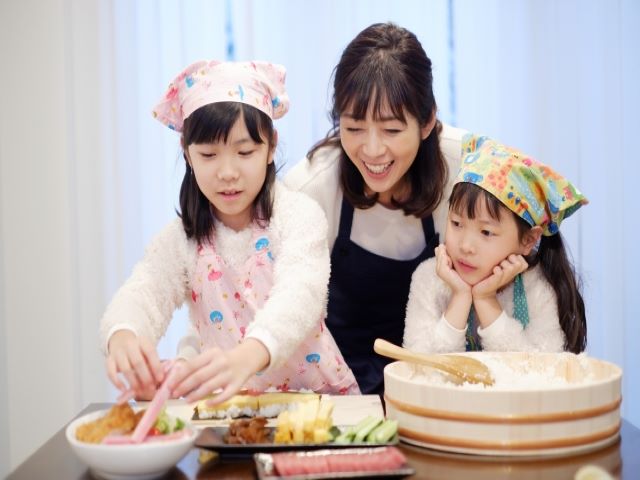 親子で恵方巻きを作っている様子のイメージ画像