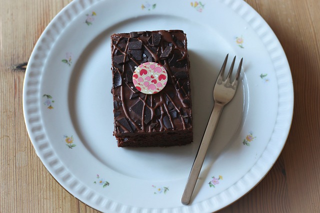 お皿にチョコレートケーキとフォークが乗っている画像