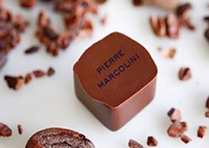ピエール・マルコリーニと刻印のあるチョコレートの画像