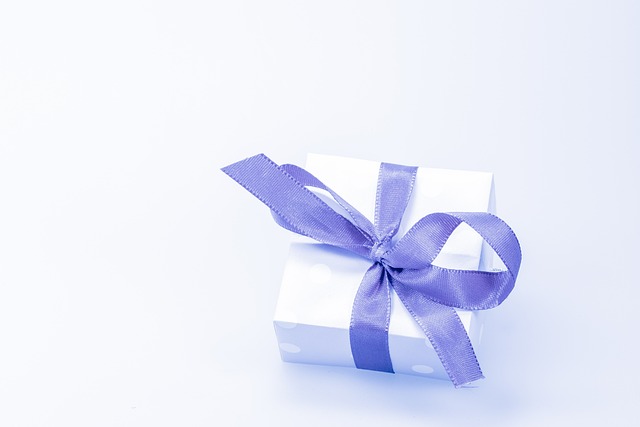 白い箱に青いリボンを結んだプレゼントの画像