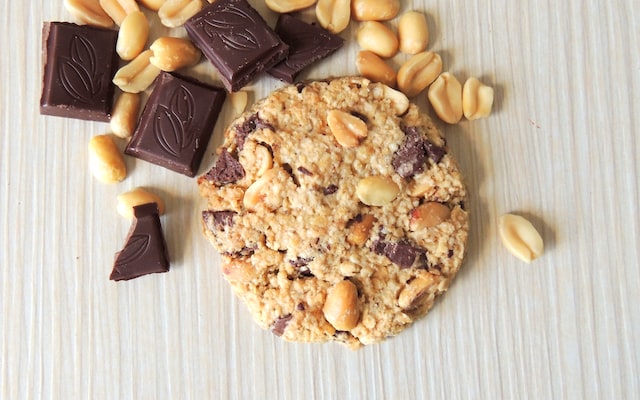 チョコレートやナッツが入った手作りクッキーの画像