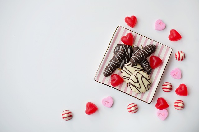 ハート形のキャンディーとお皿に乗ったチョコレートの画像