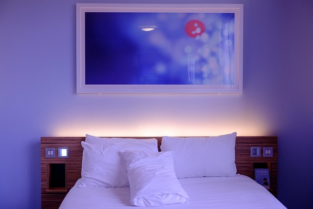 ホテルの部屋、壁に大きなアートとベッドの画像