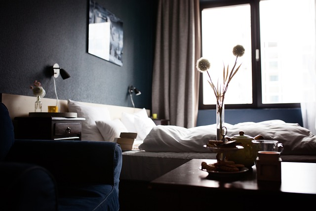 観葉植物とベッドが写る、ナチュラルな雰囲気のホテル室内画像