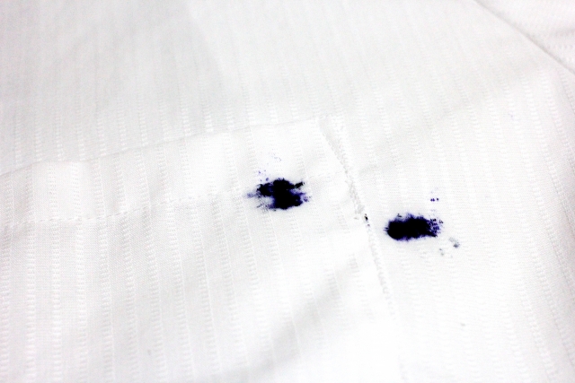 シャツのポケットに油性ペンのシミがついている画像