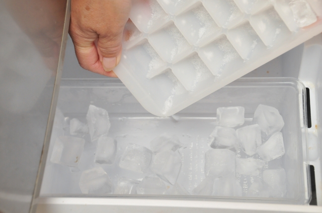 製氷機に氷を移している画像