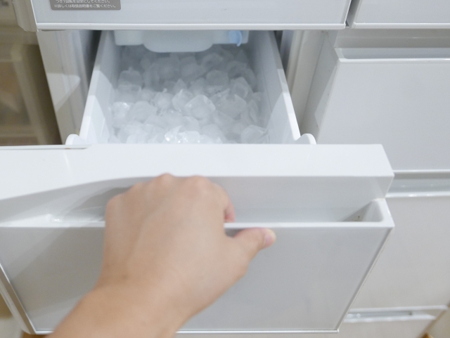 冷蔵庫の製氷機を引き出している画像